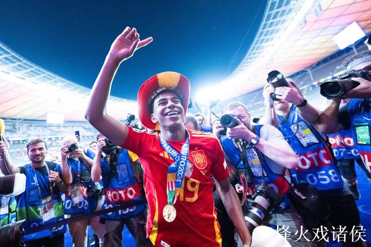 亚马尔点燃上海夏天 最强“小孩哥”的快乐很简单